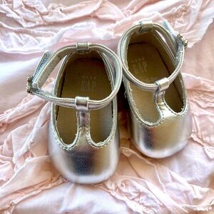 GAP baby Shoes NWOT 0-3